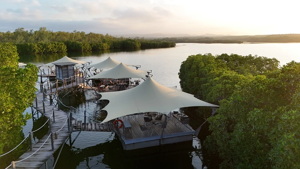 constance-le-prince-maurice-overwater-dining-photo--showcasing-le-barachois-restaurant--luxury-resort-scenery-and-one-of-the-most-beautiful-restaurants-in-mauritius..webp