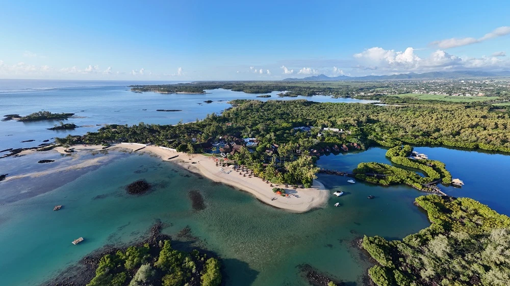 constance-le-prince-maurice-stilts-over-water-luxury-stay.webp