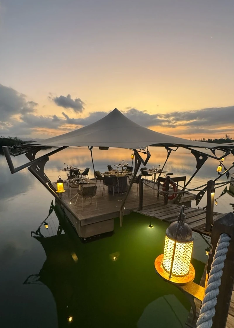 le-barachois-floating-deck-restaurant-mauritius.webp