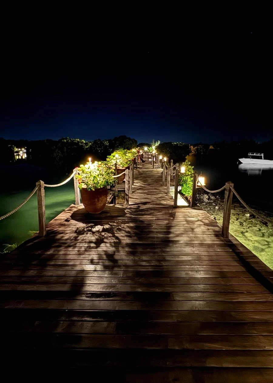 le-barachois-restaurant-with-lagoon-views-mauritius.webp