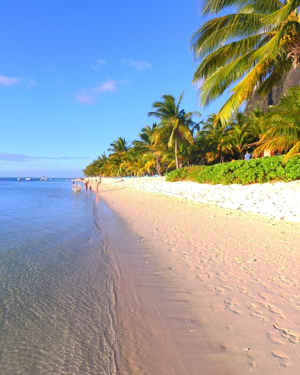 le-morne-lux-le-morne-beach.jpg