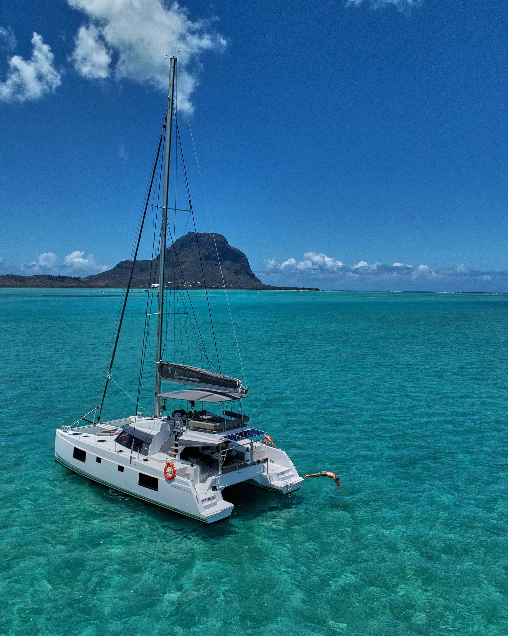 live-on-board-of-a-catamaran-in-mauritius.webp