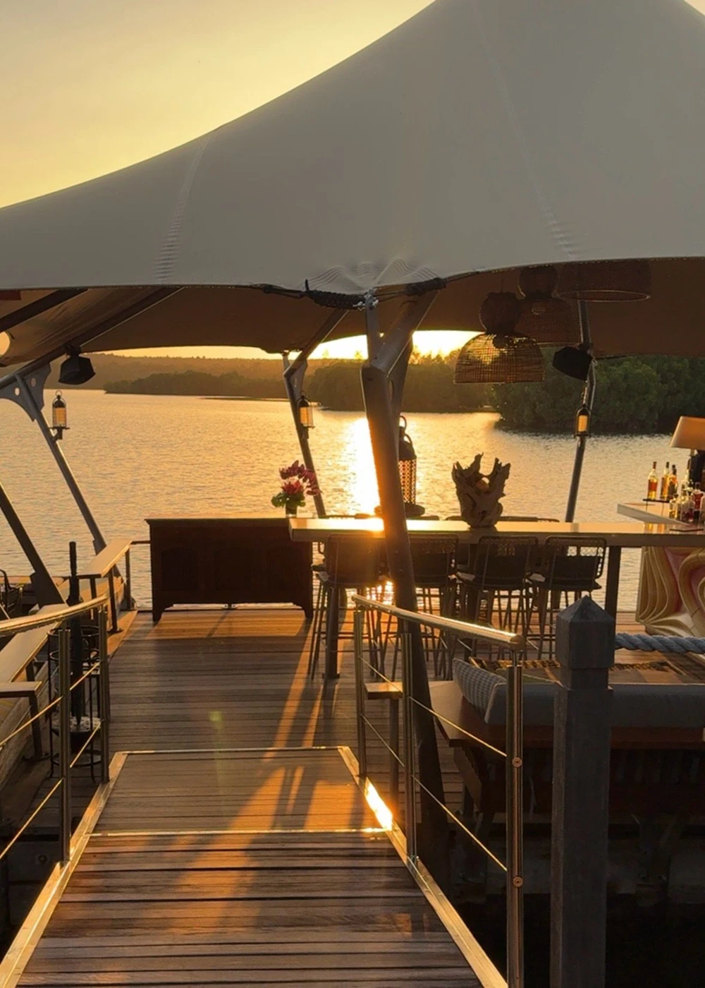 mauritius-floating-restaurant-le-barachois-at-constance-prince-maurice.webp