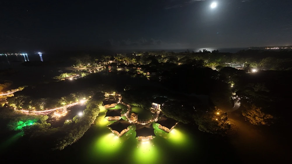 romantic-overwater-dining-at-le-barachois-mauritius.webp