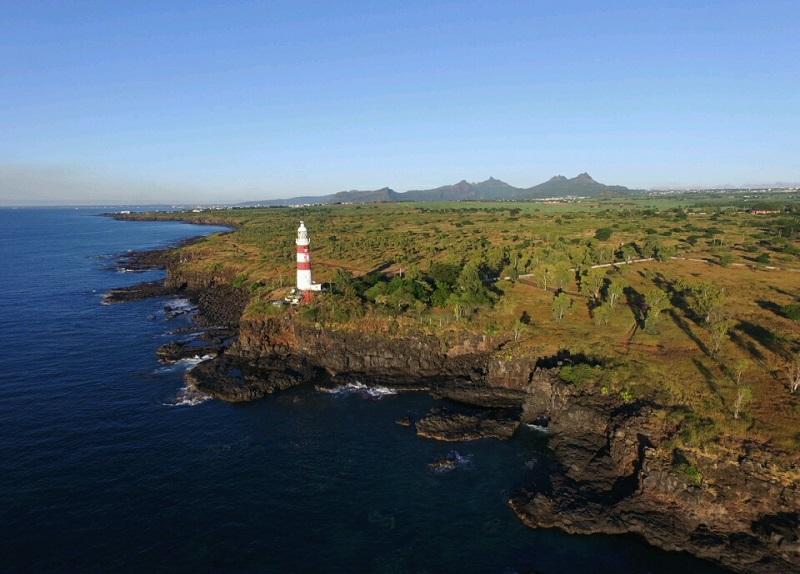 Faro y cuevas de Albion Beach photo 4