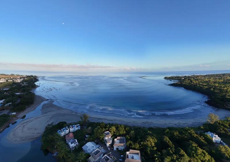 bay-of-tamarin-full-view-in-the-morning.webp