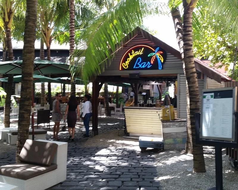 Boutiques et cafés dans les rues du village de Grand Baie à l’île Maurice