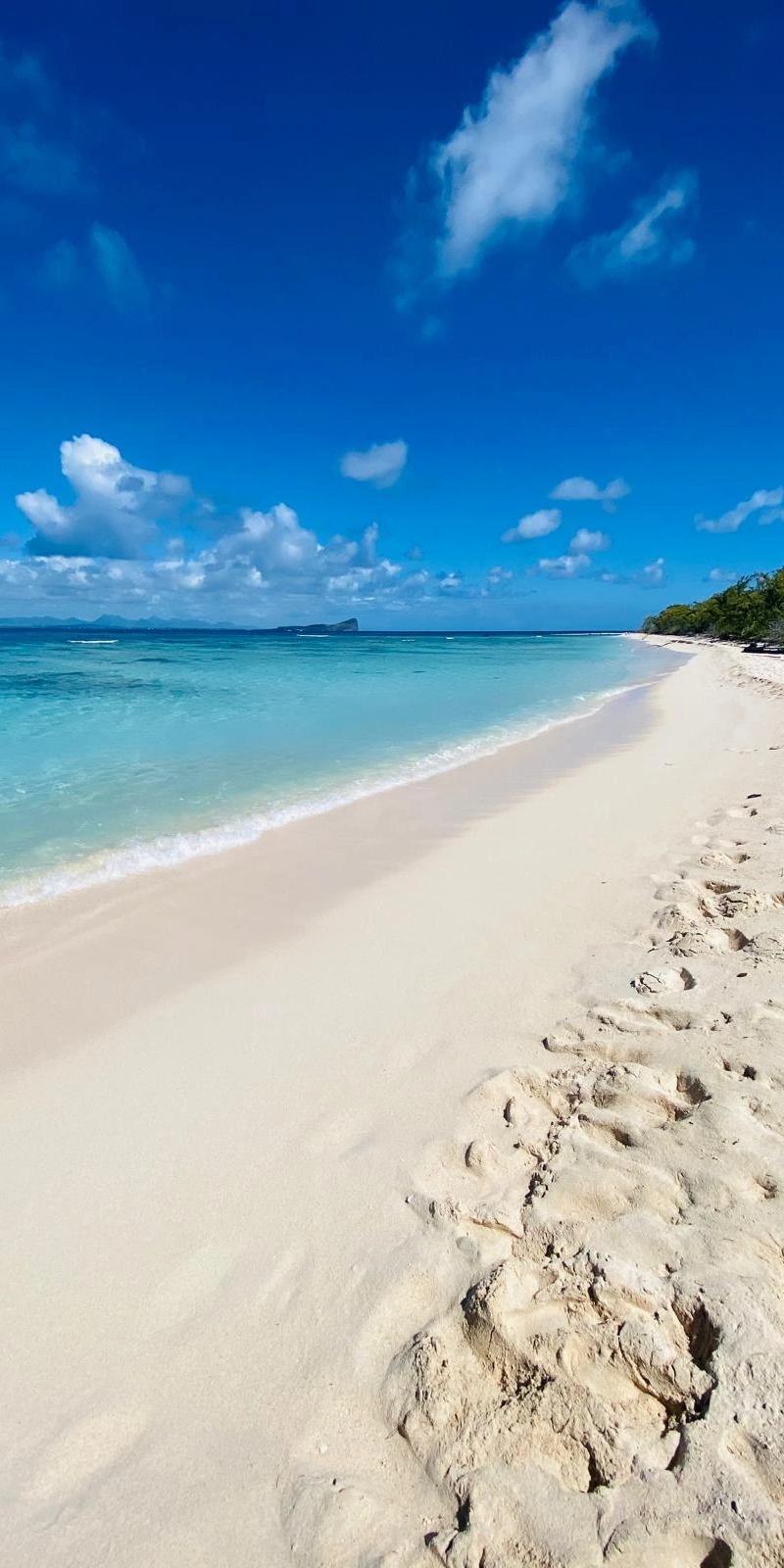 best-beach-in-mauritius-speed-boat-tours-turquoise-water-.webp