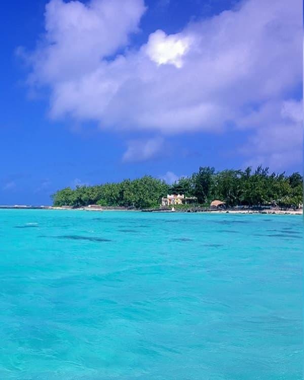 Scenic Blue Bay Mauritius photo, capturing turquoise lagoon colours, white sand and tropical south-east coastal beauty.