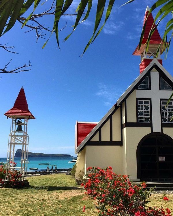 Iglesia Notre-Dame Auxiliatrice de tejado rojo en Cap Malheureux Mauricio