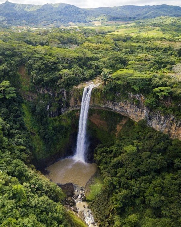 Chamarel Waterfall Mauritius, one of the island’s tallest and most scenic waterfalls surrounded by lush tropical forest.