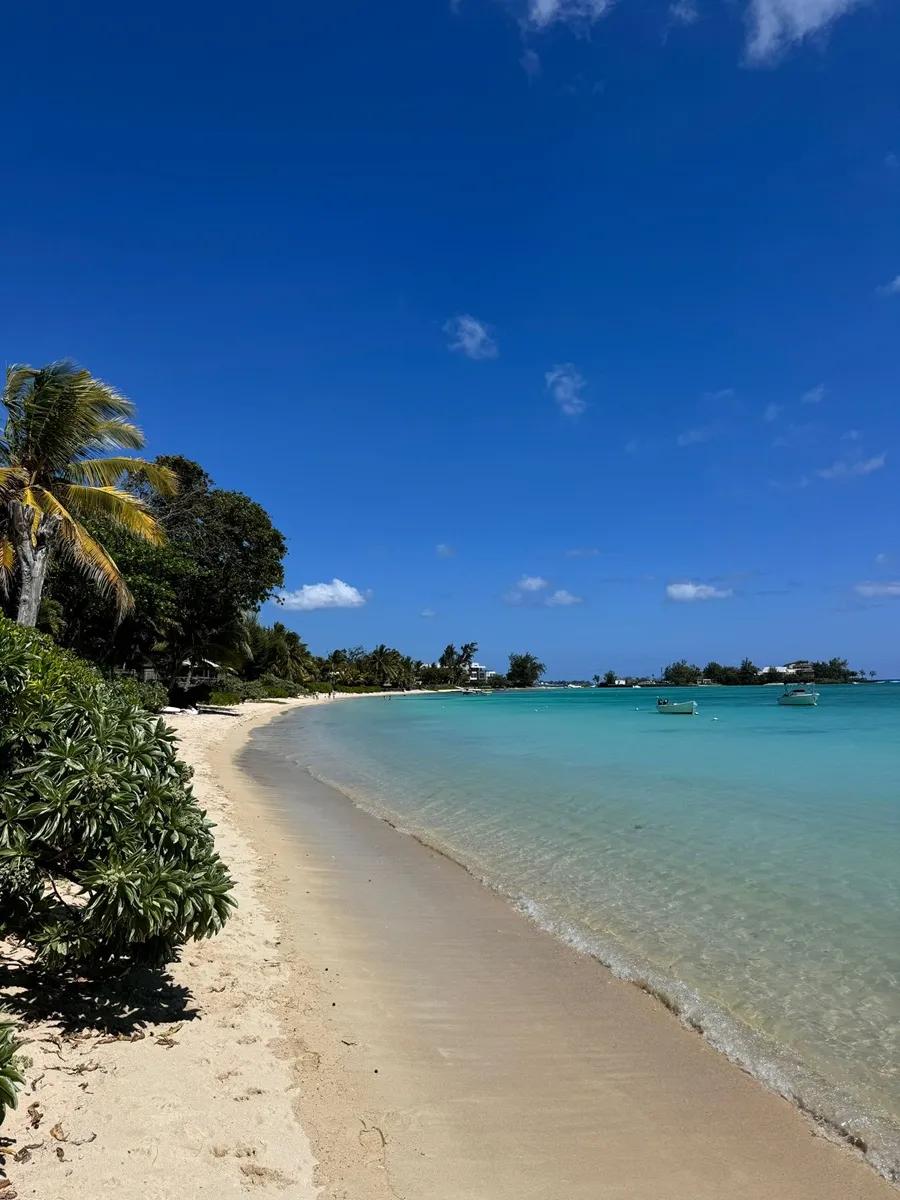 Пляж pointe-d-azure-beach-in-mauritius на Маврикии