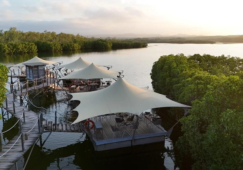constance-le-prince-maurice-overwater-dining-photo--showcasing-le-barachois-restaurant--luxury-resort-scenery-and-one-of-the-most-beautiful-restaurants-in-mauritius..webp