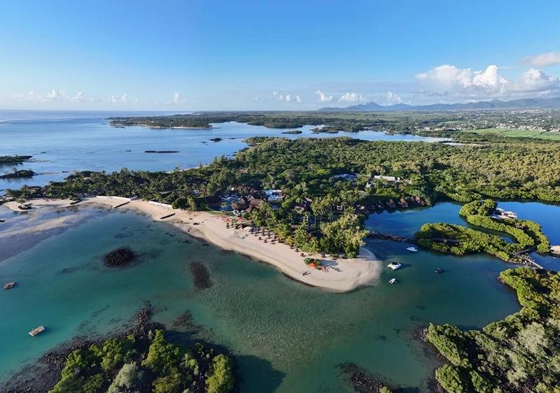 constance-le-prince-maurice-stilts-over-water-luxury-stay.webp