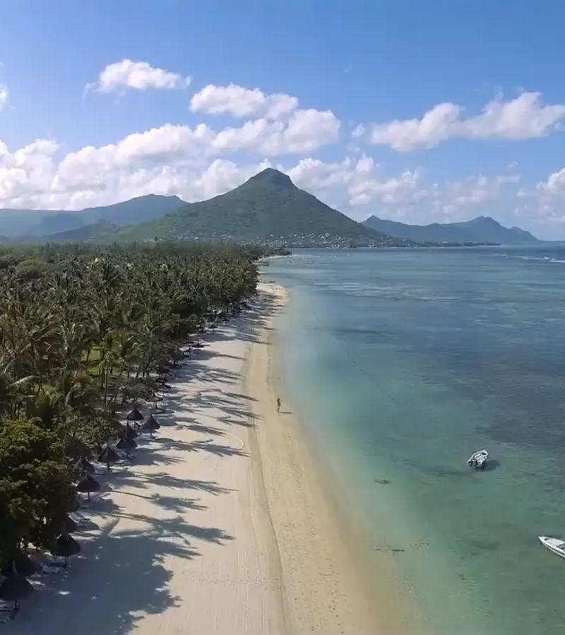 flic-en-flac-beach-in-mauritius.webp