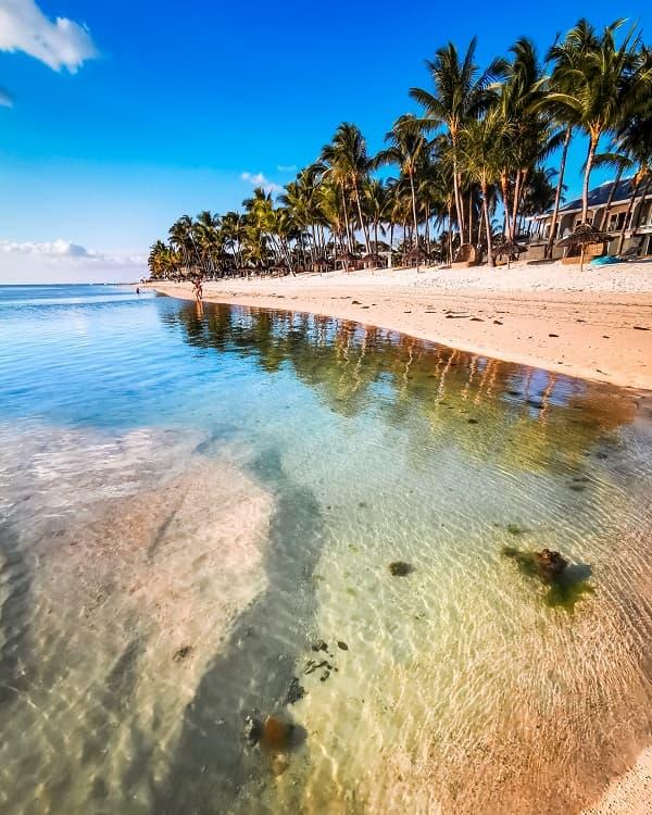 Playa de arena blanca y laguna azul en Flic en Flac Mauricio