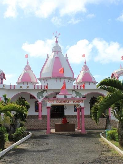 Grand Baie Mandir - Tamil Surya Oudaya Sangam Temple Beach photo 1