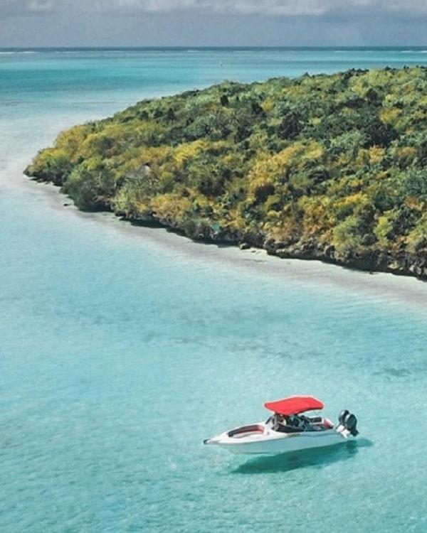 Île aux Aigrettes speedboat tour in Mauritius, a scenic south-east lagoon trip to a protected nature reserve known for conservation, wildlife and turquoise coastal views.