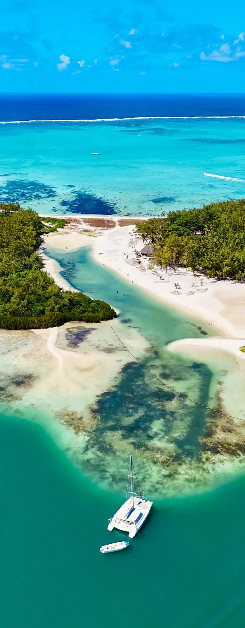 ile-aux-cerfs-catamaran.webp