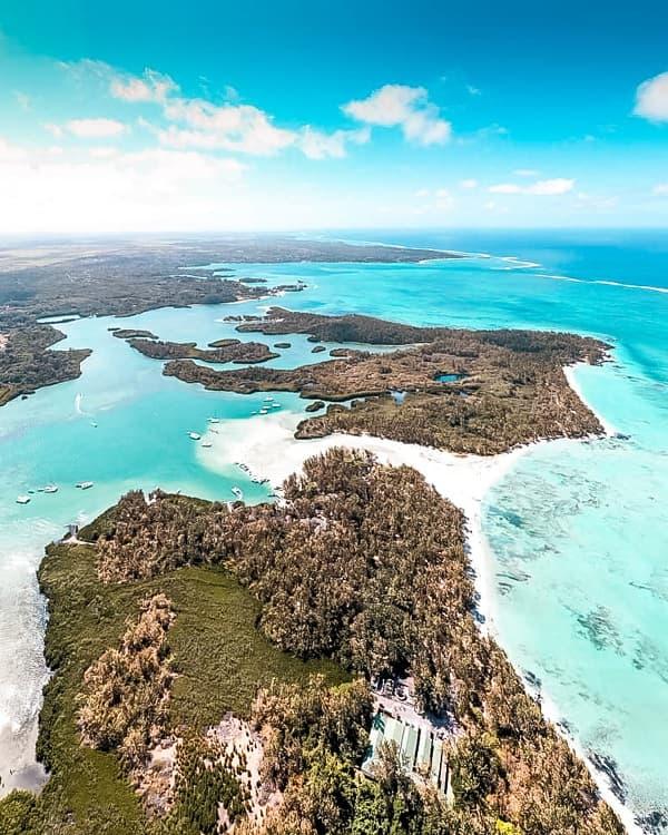 Ile aux Cerfs Beach photo 3