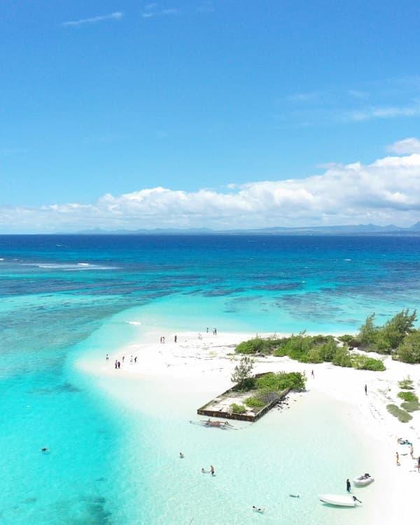 Îlot Gabriel speedboat tour Mauritius, a fast northern island adventure to white sand beaches and turquoise lagoon water.