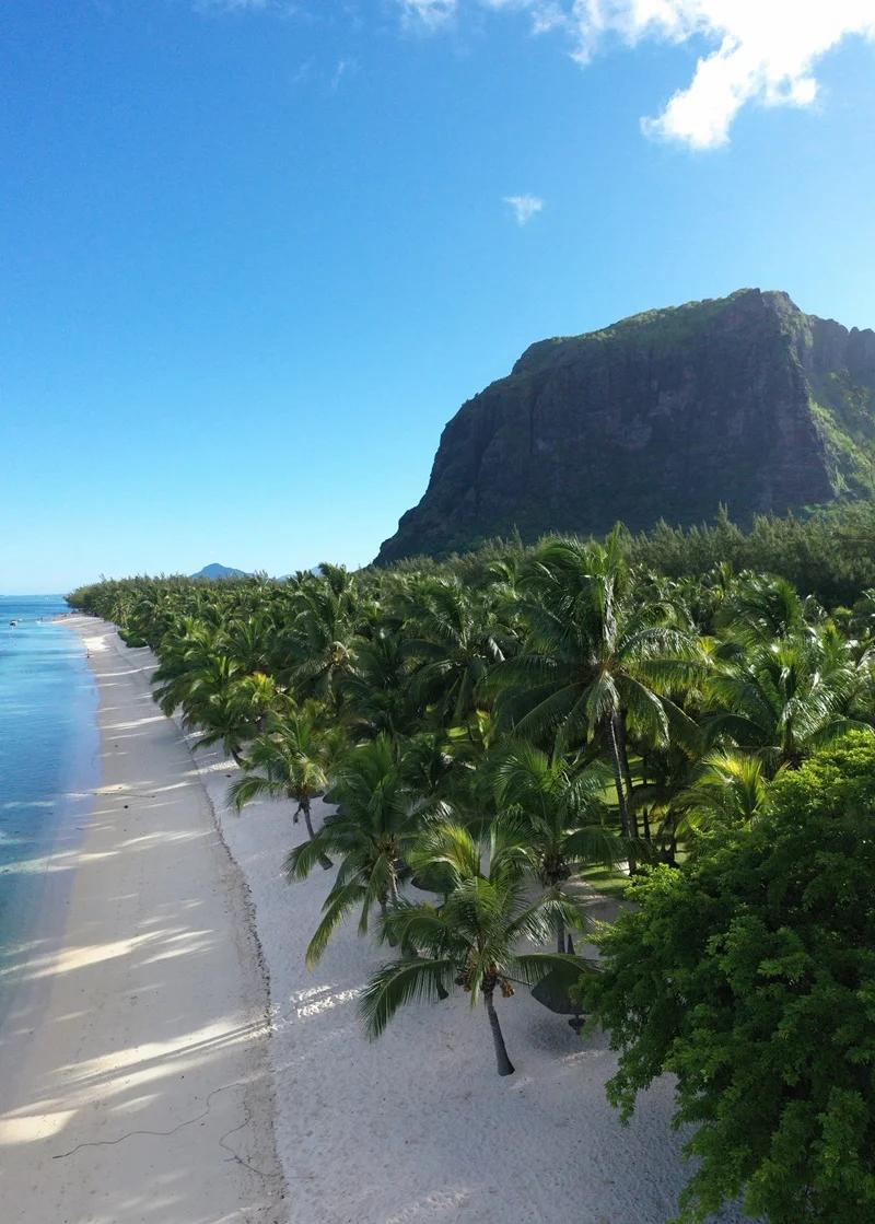 Vista panorámica de la playa del LUX* Le Morne en la costa oeste de Mauricio
