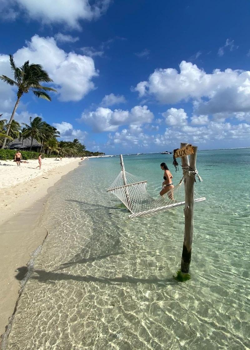 Vista panoramica della spiaggia del LUX* Le Morne sulla costa occidentale di Mauritius