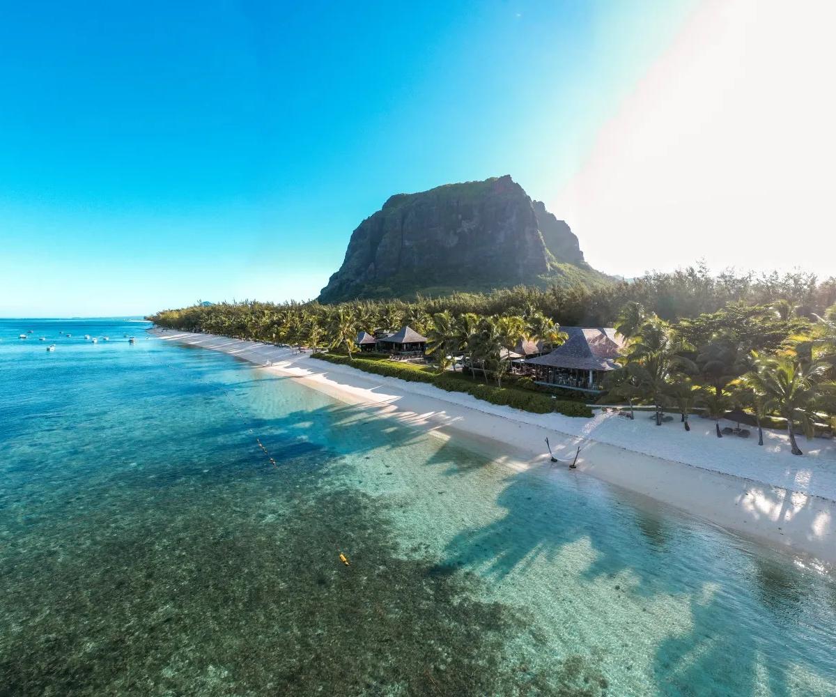 Le Morne Brabant auf Mauritius, ein historisches und natürliches Wahrzeichen, umgeben von kristallklarem Wasser, tropischen Stränden und beeindruckenden Ausblicken auf den Südwesten der Insel.