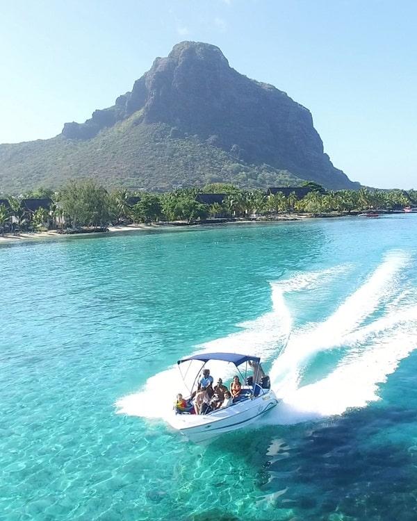 speedboat-le-morne-lagoon-tour