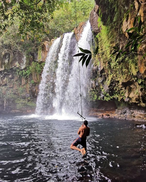 Scenic Cascade Léon Mauritius, featuring fresh water, green surroundings and a quiet tropical atmosphere.