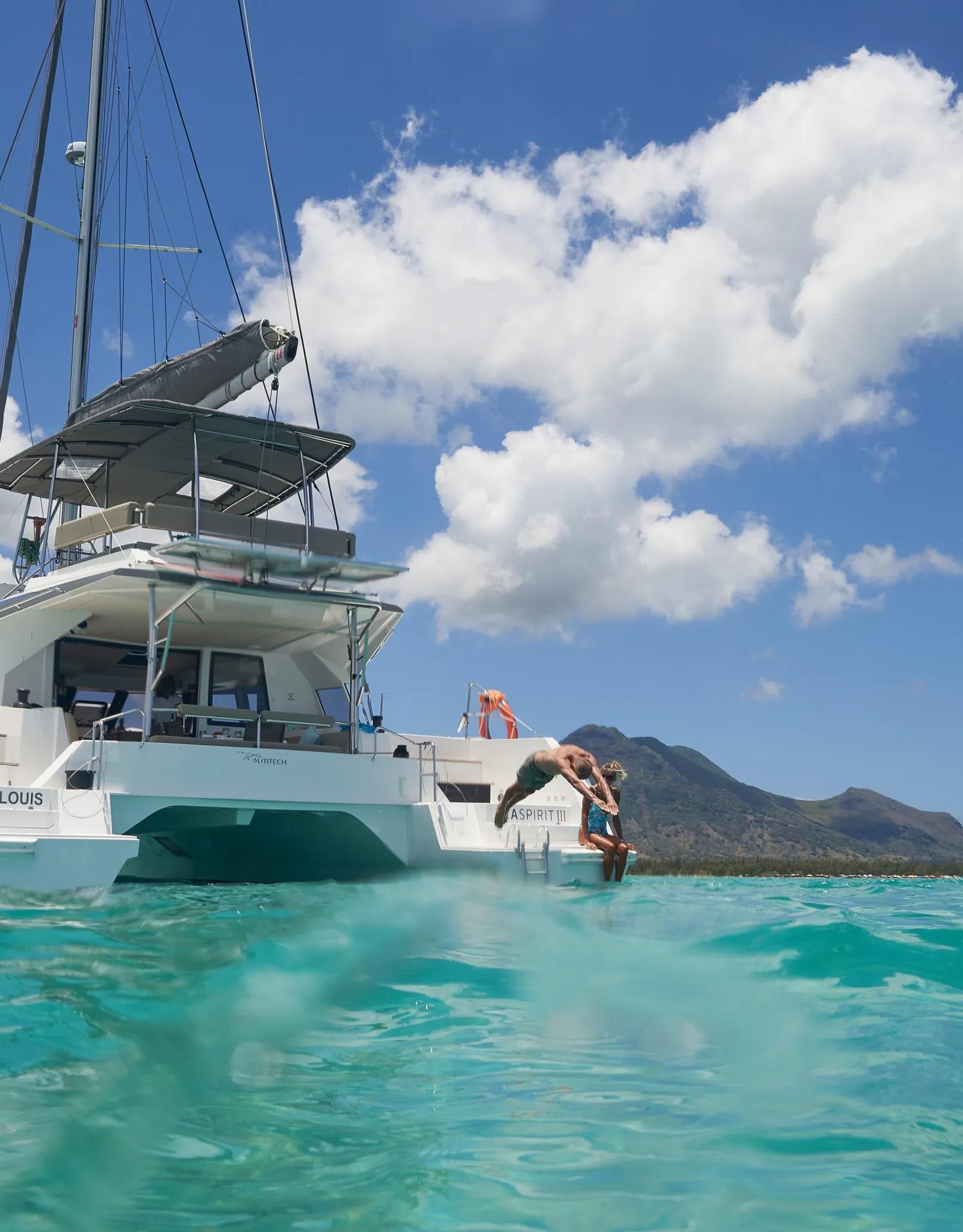 catamaran-liveonboard-multi-day-experience