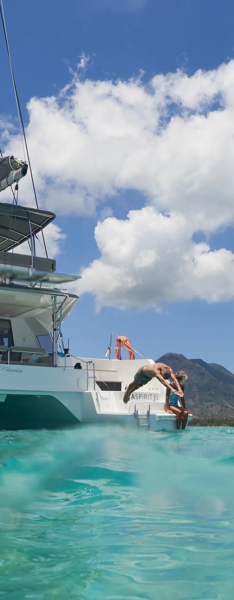 live-in-mauritius-on-board-a-catamaran.webp