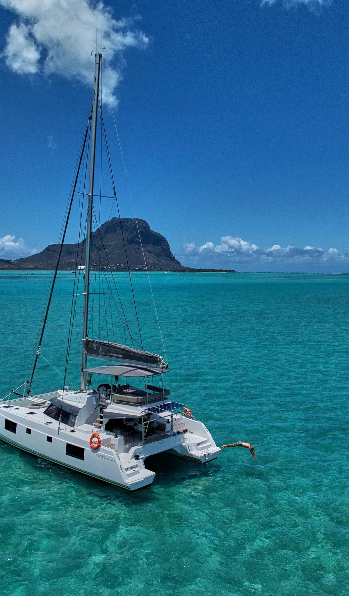 Catamaran cruise to Îlot Bénitiers - Shared