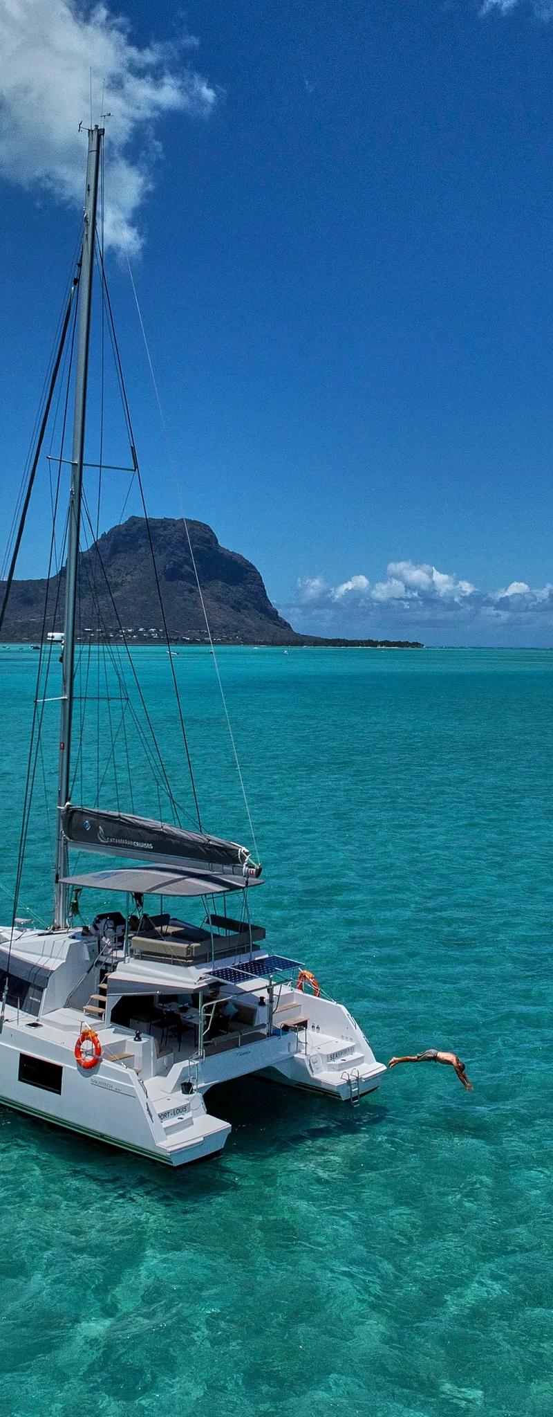 Catamaran - Ile aux Benitiers West Coast - Private