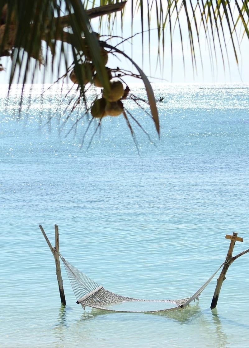 Romántica escena al atardecer en la playa del LUX* Le Morne en Mauricio
