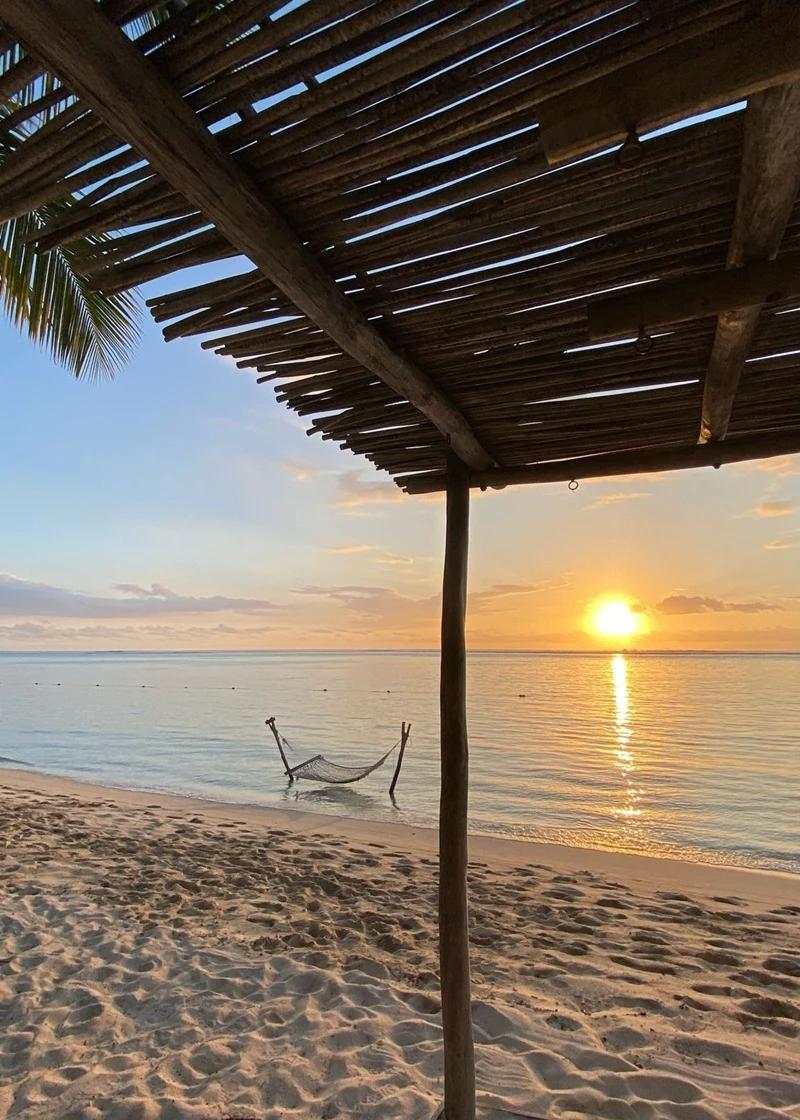 Pittoresca spiaggia vicino al LUX* Le Morne a Mauritius, con calme acque turchesi, palme e viste su Le Morne Brabant