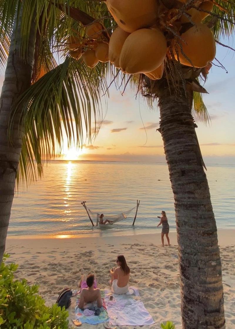 Spiaggia di Le Morne accanto al resort LUX* Le Morne, una splendida spiaggia del sud-ovest di Mauritius con acque limpide della laguna e spettacolari paesaggi montani