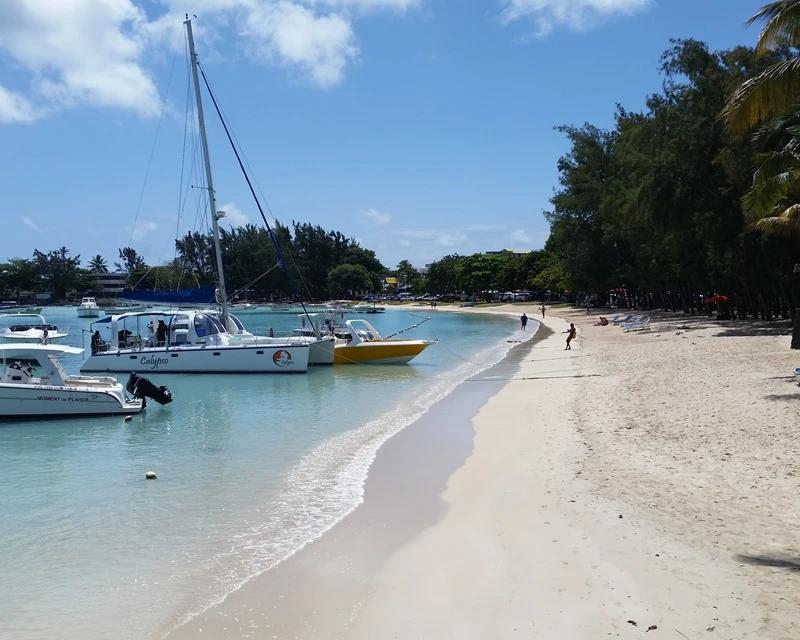 Visiteurs explorant le Grand Baie Bazaar pendant une journée shopping à l’île Maurice