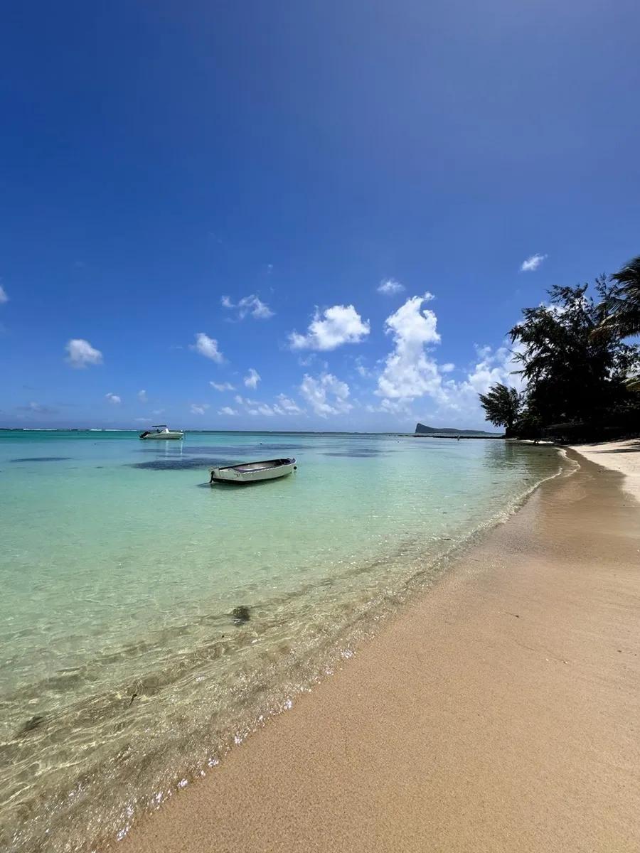 pointe-d-azure-beach-in-mauritius Strand auf Mauritius