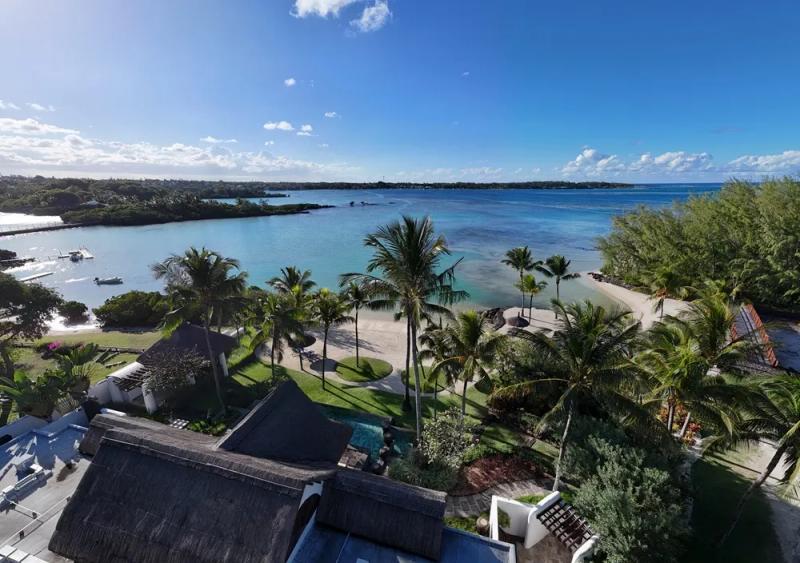 secluded-luxury-villa-with-a-private-garden-and-direct-access-to-an-exclusive-beach-in-mauritius..webp